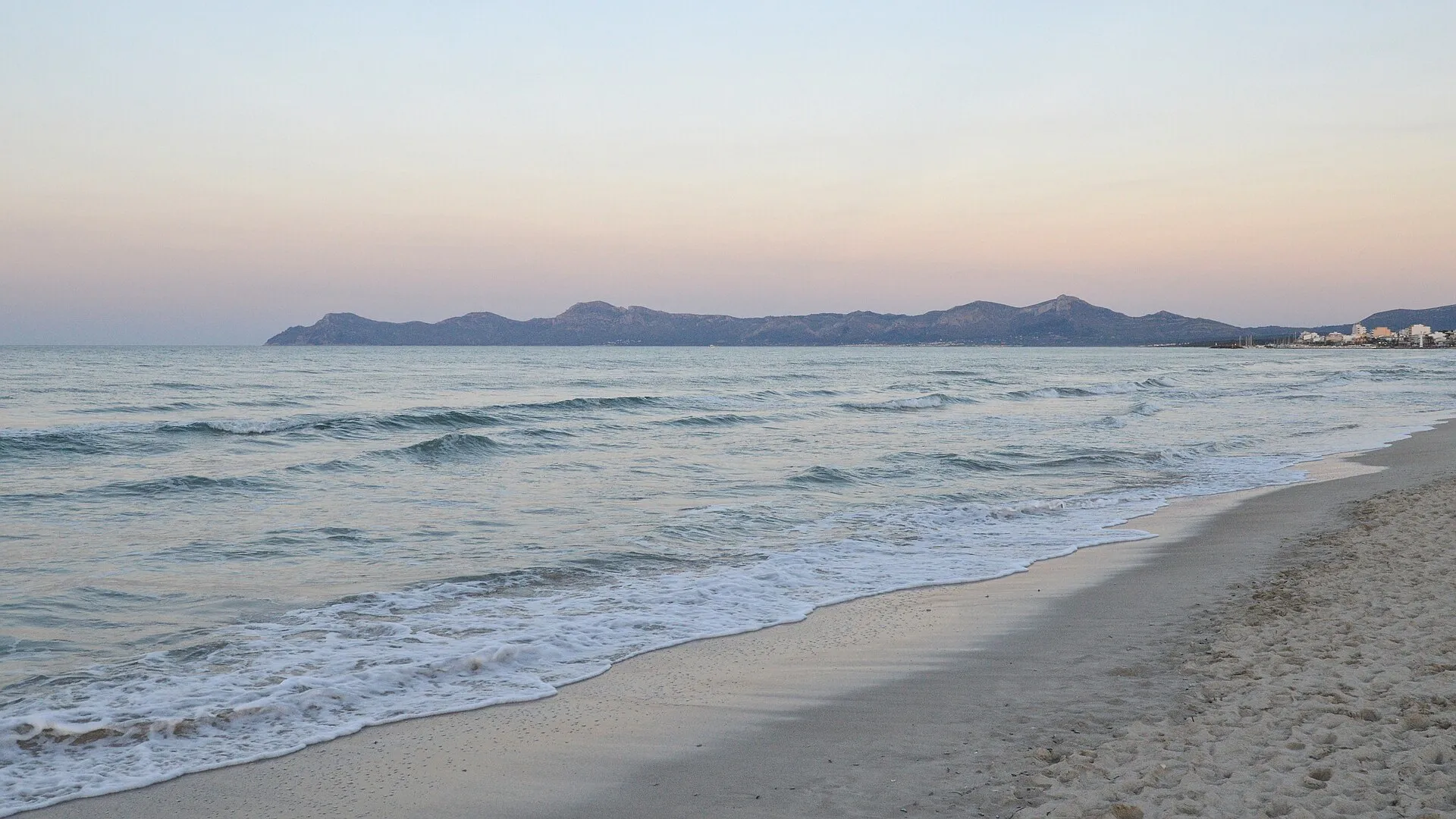 The flat sweep of the Badia d’Alcúdia at Platja de Muro at dusk.